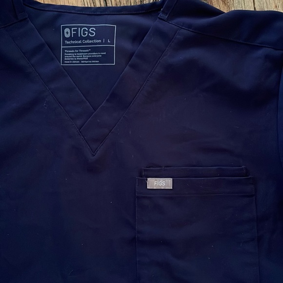 Scrub Top - FIGS Leon Three-Pocket Scrub Top - Picture 4 of 5